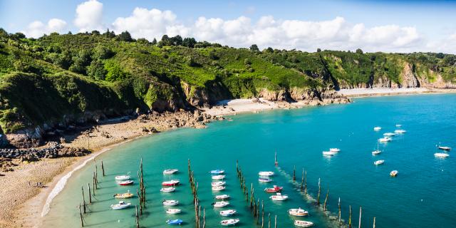 Plouha - Plage de Port Moguer et port de Gwin Zegal, mouillage sur pieux de bois