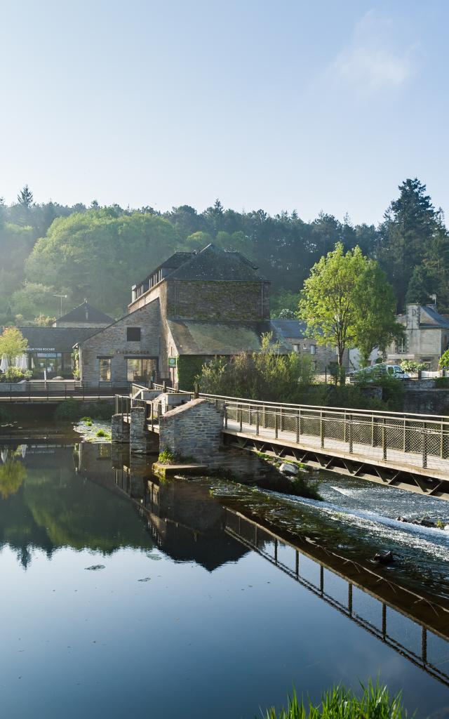  La Gacilly, la Maison Yves Rocher et la riviere l'Aff