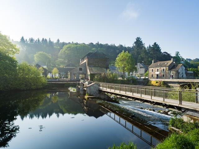  La Gacilly, la Maison Yves Rocher et la riviere l'Aff