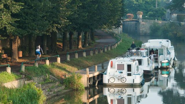 Malestroit, peniches sur l'Oust et le canal de Nantes a Brest le long de la promenade de Jedburgh.Vue sur l'Oust.