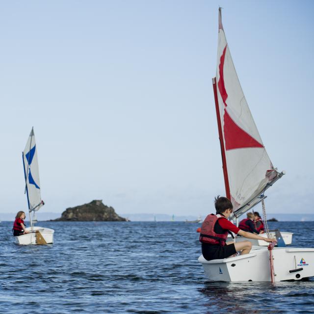Enfants en stage de bateau