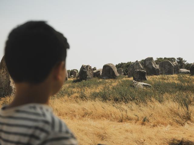 Un enfant admire les mystiques Alignements de Carnac