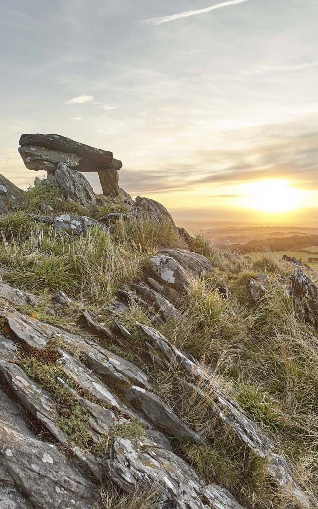Un des points culminants des Montagnes noires, avec ses 281 m d'altitude, la Roche du Feu, a Gouezec, offre un point de vue extraordinaire sur la vallee de l'Aulne, les monts d'Arree et la baie de Douarnenez.