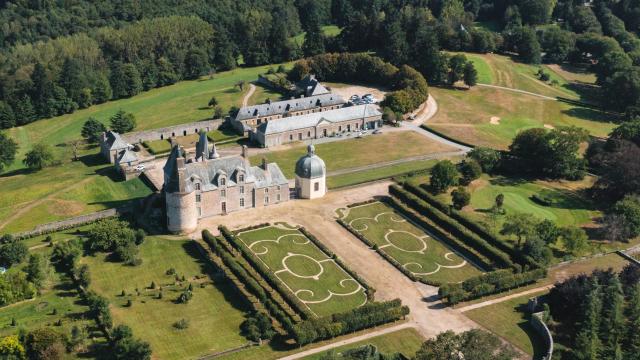 vitre-chateau-des-rochers-sevigne-t-poriel-para2.jpg