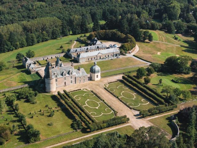 vitre-chateau-des-rochers-sevigne-t-poriel-para2.jpg