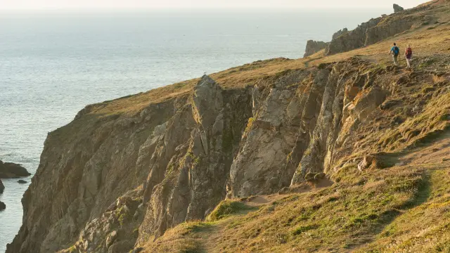 Cleden Cap Sizun, randonnée sur le GR34 le long 
des falaises de la pointe du Van.
Vue sur la baie de Douarnenez.
