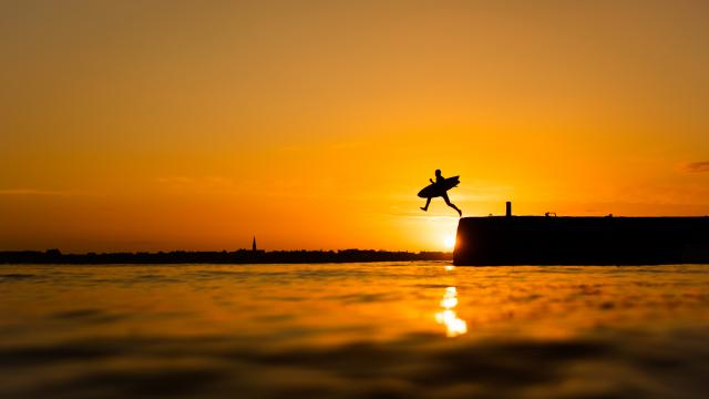 Saut_surfeur_Larmor-Plage_Clement-Gerbaud.jpg