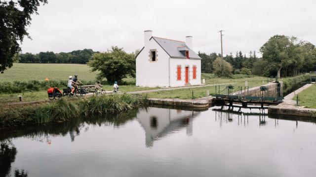 Saint- Caradec A vélo, en vue de la maison éclusière