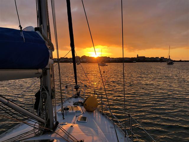 Voilier Atlantis - Audierne Yachting - Crépuscule île de Sein