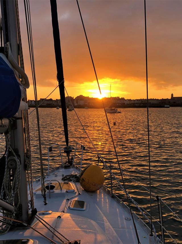 Voilier Atlantis - Audierne Yachting - Crépuscule île de Sein