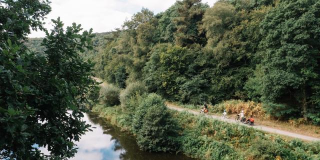 Bains-sur-Oust_Balade_canal_Nantes_a_Brest_famille.jpg