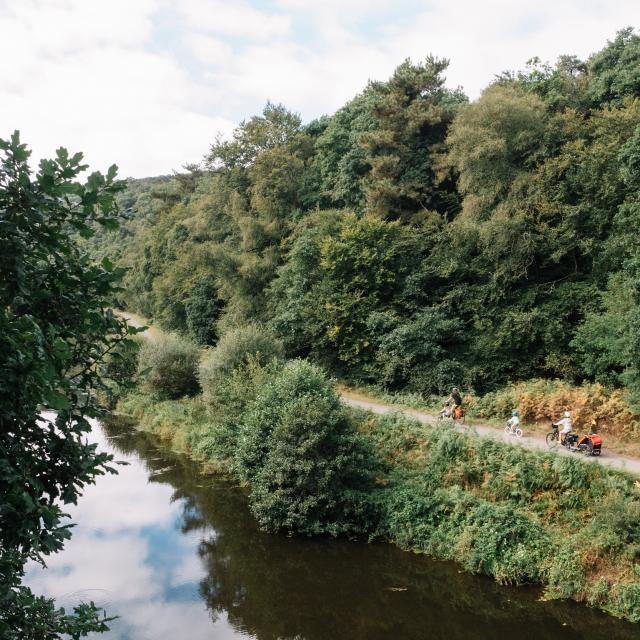 Bains-sur-Oust_Balade_canal_Nantes_a_Brest_famille.jpg