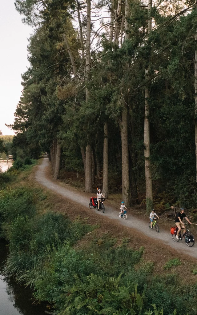 Bains-sur-Oust_Balade_canal_Nantes_a_Brest_famille2.jpg