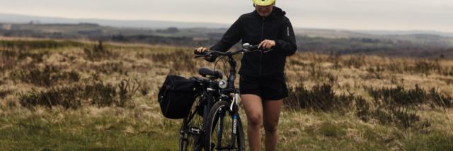 Femme à vélo - Monts d'Arrée