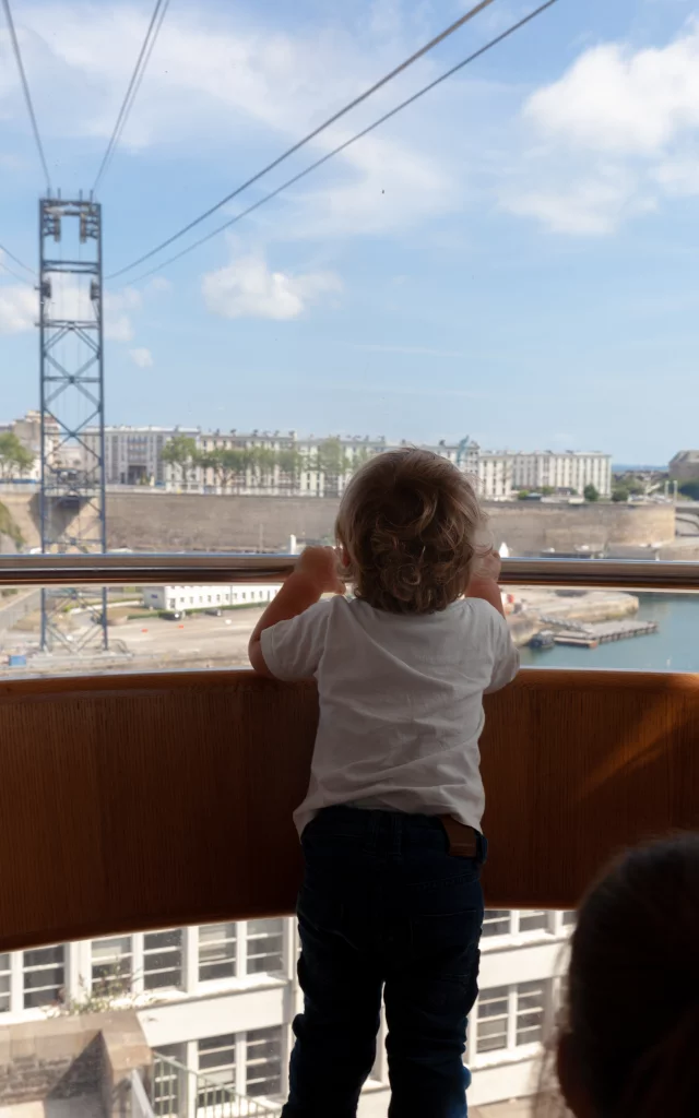 Dans le telepherique au depart des Ateliers des Capucins a Brest