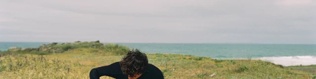 Quiberon - Presqu'ile de Quiberon - Cote sauvage - Surfeur