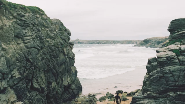 Presqu'ile de Quiberon - Cote sauvage - Surfeur