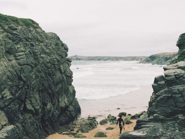 Presqu'ile de Quiberon - Cote sauvage - Surfeur