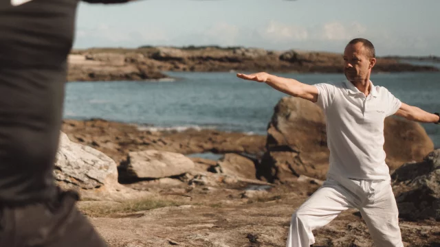Seance de yoga en bord de mer, Thalassotherapie Quiberon