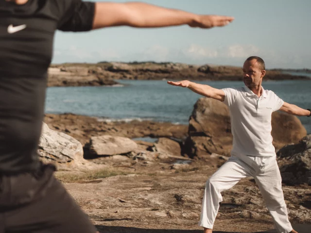 Seance de yoga en bord de mer, Thalassotherapie Quiberon
