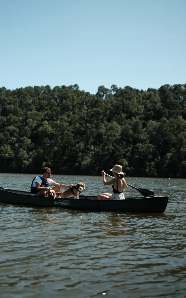 Lac de Guerledan - Couple en kayak sur le lac - Voyage avec chien